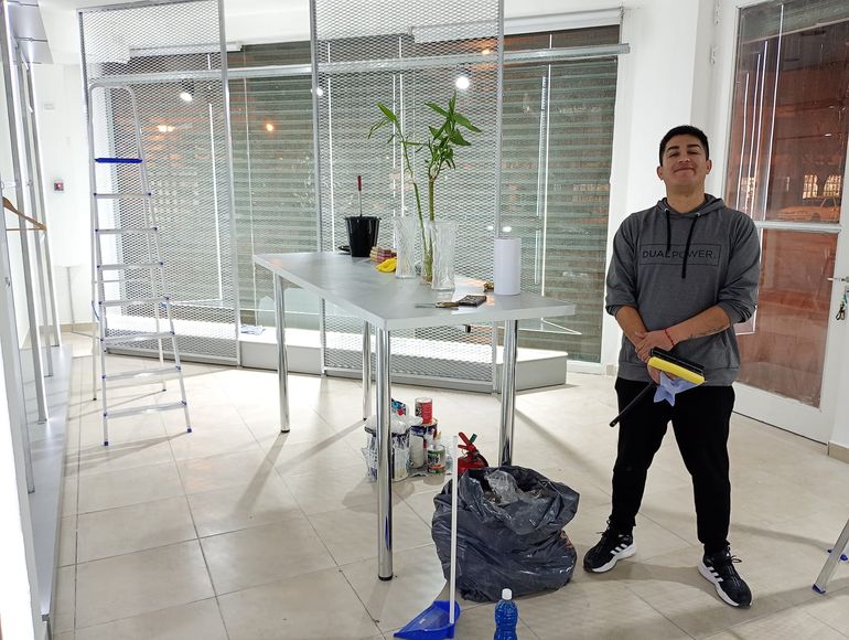 El pibe de Allen que quedó en la calle, se animó a emprender y ya tiene dos tiendas
