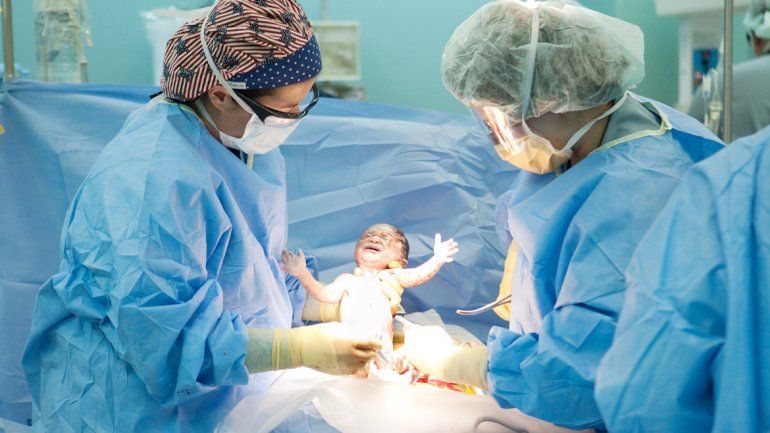 El servicio de Maternidad en el hospital de Cinco Saltos pende de un hilo.