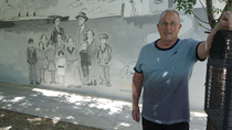 Héctor Todero, junto al mural que evoca la llegada de los Comuzzi Todero a Neuquén.