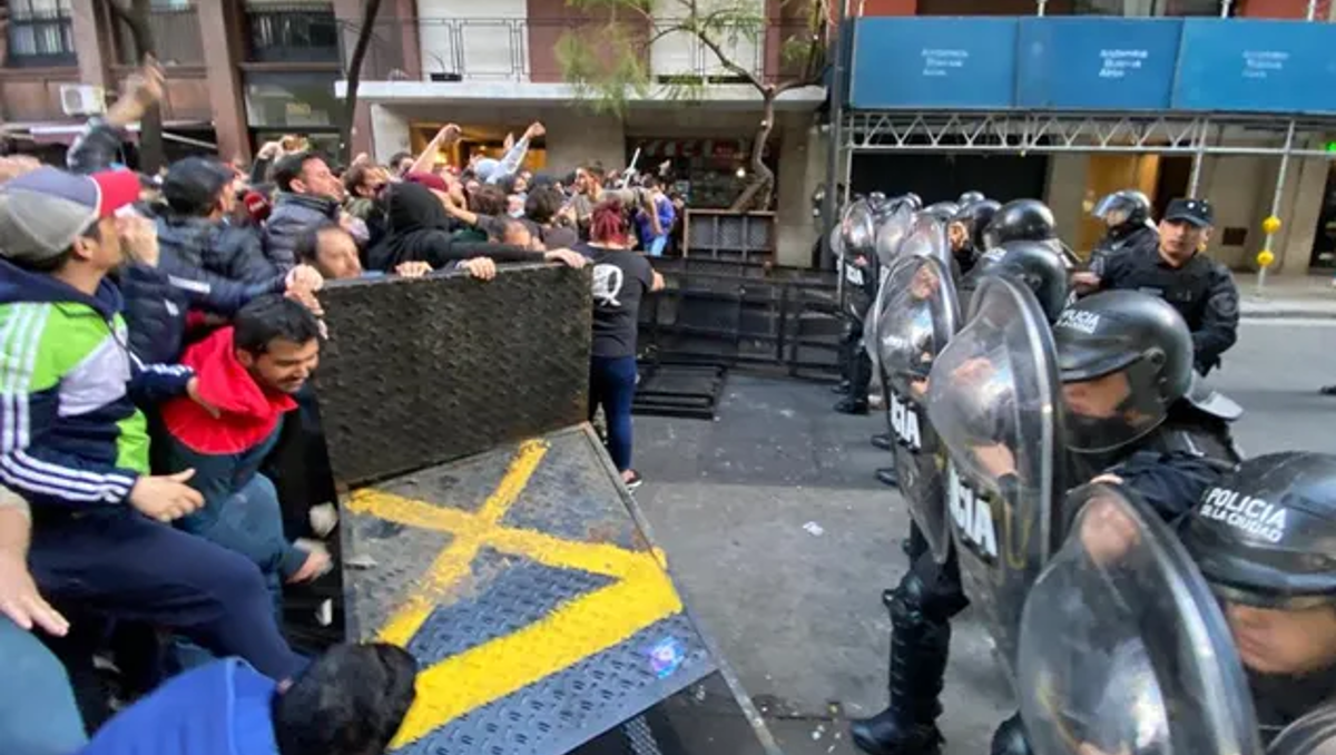 Una tarde de tensión e incidentes cerca de la casa de CFK