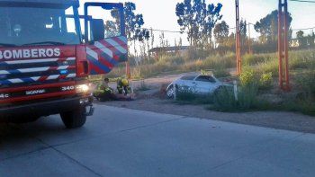 la choco un auto, perdio el control y termino adentro de un desagüe