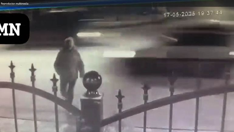 La vecina tuvo que apurar el paso porque pasaban los vehículos corriendo una picada. Los vecinos dicen que están hartos. 