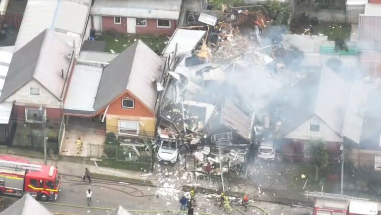 Investigan si una pérdida de gas ocasionó la explosión de una vivienda en Temuco en la que murió una mujer.
