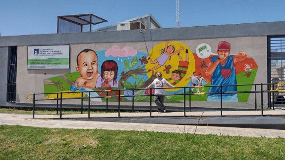 Inauguran un gran mural realizado por Chelo Candia en el DVNE