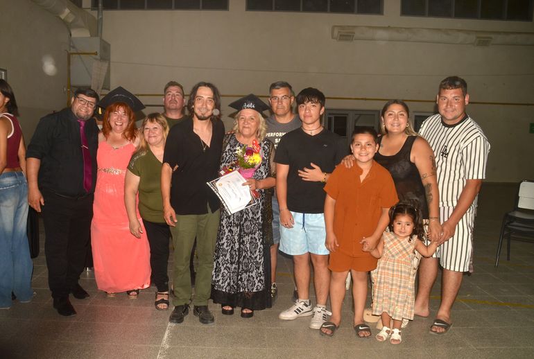 Rodeada de su hermosa familia. Rodeada de su hermosa familia.