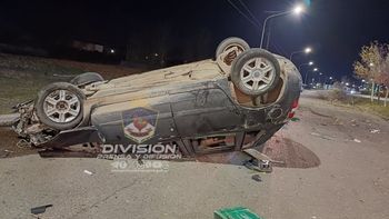Los ocupantes fueron trasladados al hospital de Plottier tras el vuelco.