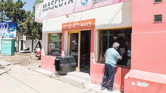Rompen los vidrios de una tienda de mascotas y terminan presos