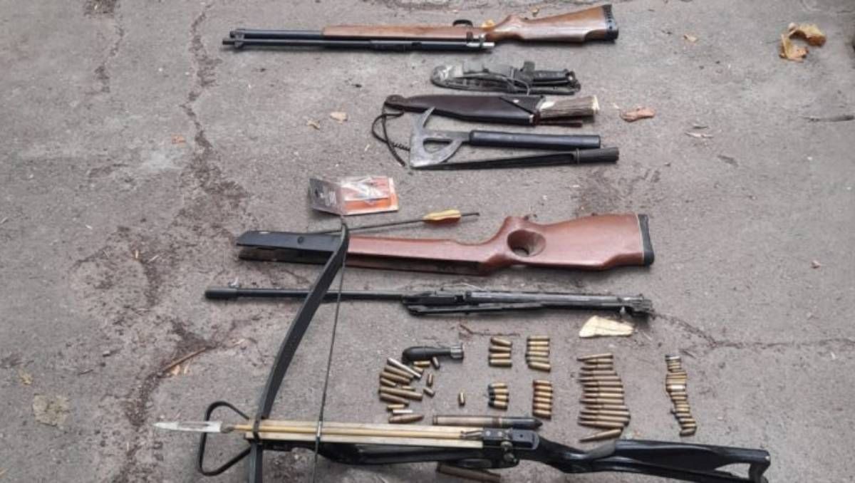 Se hallaron armas largas y municiones, entre otros elementos.