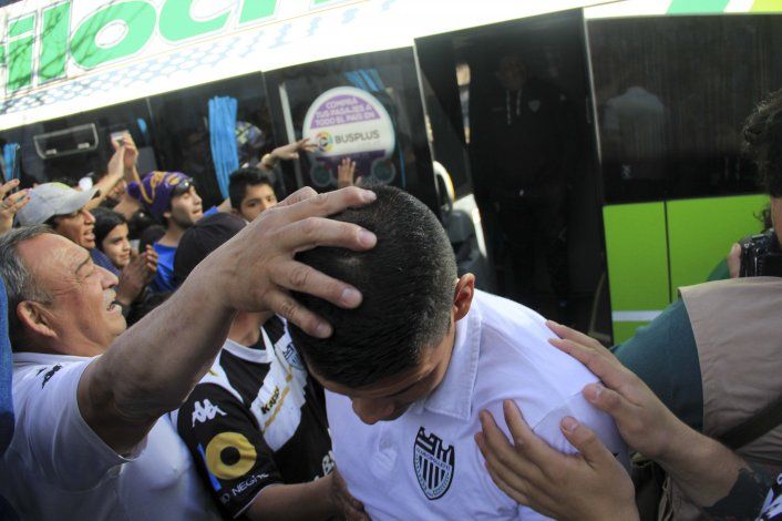 Los hinchas albinegros recibieron con emoción al equipo