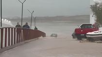 A lo lejos la camioneta pareció quedar bajo el agua. Pero su propietario aclaró que no sufrió ningún tipo de daño. 