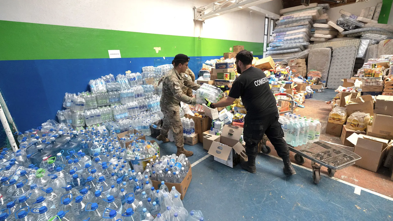 El Ejército Argentino también se encuentra brindando colaboración logística en los centros de acopio de donaciones.