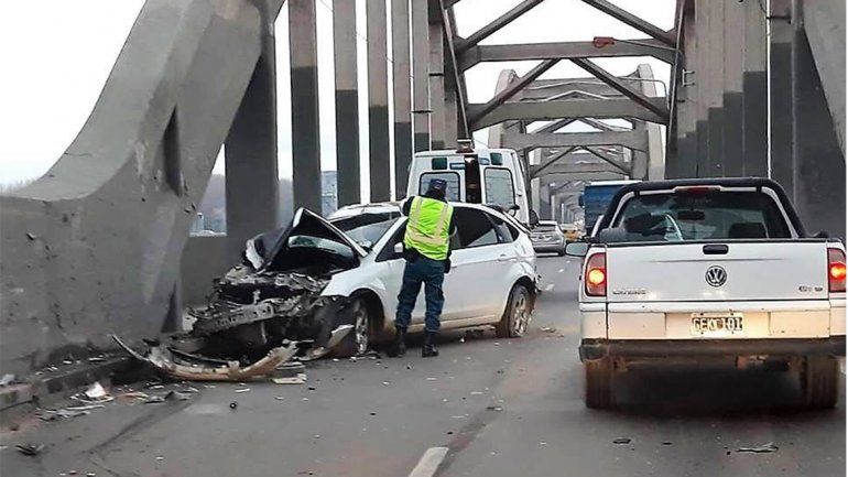 Un herido en un choque entre un auto y un camión en los puentes carreteros