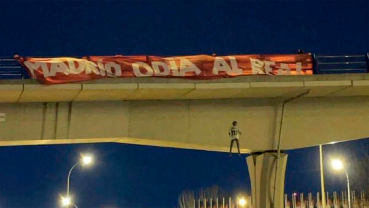 Horror: colgaron muñeco de Vinicius en la previa del clásico de Madrid