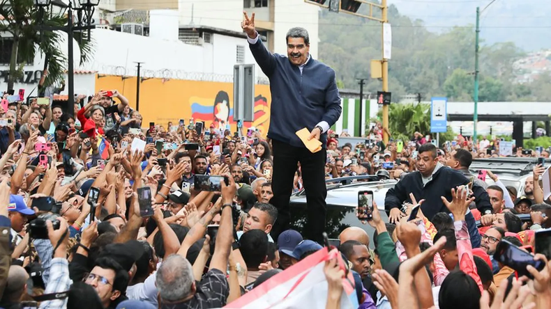 NIcolás Maduro aplaudido por sus simpatizantes, en un acto en Caracas.