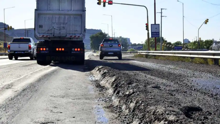 La ruta nacional 22 presenta tramos con calzadas deformadas producto del alto tránsito y las altas temperaturas.