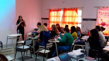El Ministerio de Educación de la Provincia de Río Negro brinda talleres a los docentes para abordar la problemática.