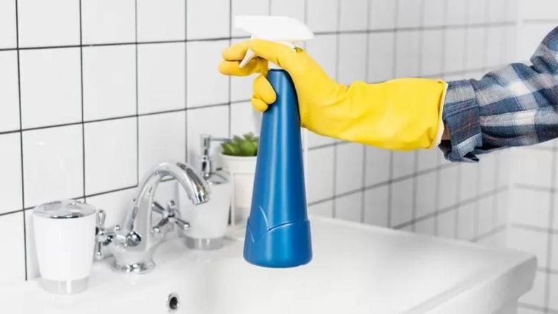 La mezcla casera para sacar la suciedad de los azulejos al instante