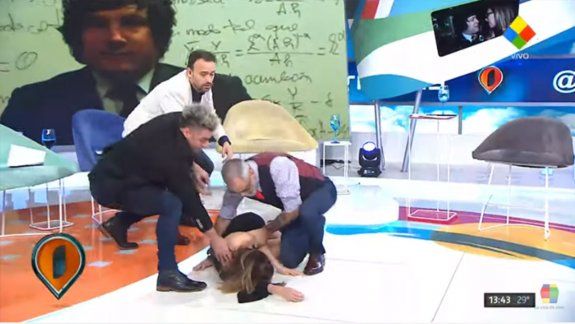 ¡Corten!: la cantante Daniela se desmayó en vivo en Intrusos