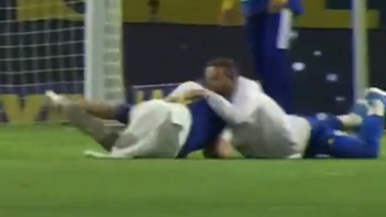 brutal tackle al intruso que fue por rossi y tuit anti boca de guido glait
