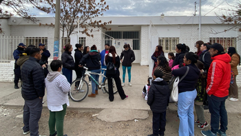 Este lunes, familias de alumnos de tercer grado decidieron no hacer ingresar a los niños a clases.