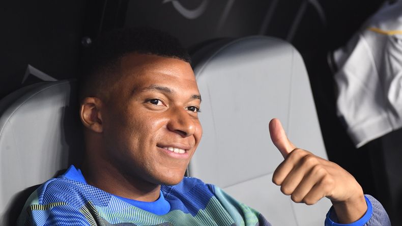 Mbappé en el banco de suplentes del Madrid. El francés ingresó en el segundo tiempo. 