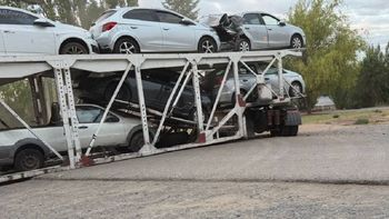 El camión quedó apoyado sobre el chasis y quedó atrapado bloqueando el tránsito por Ruta 69.