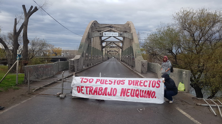Caos y enojo: trabajadores de Sens bloquearon los puentes carreteros