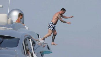 clavado desde un yate y look canchero: las nuevas fotos de messi en ibiza