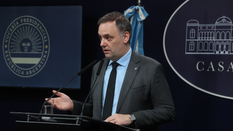 Manuel Adorni dio su primera conferencia como jefe de gabinete. | LMCipolletti.com Manuel Adorni dio su primera conferencia como jefe de gabinete.