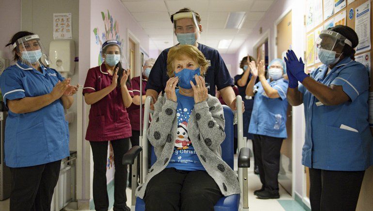 Margaret Keenan ¿quién es la primera mujer vacunada contra el COVID?