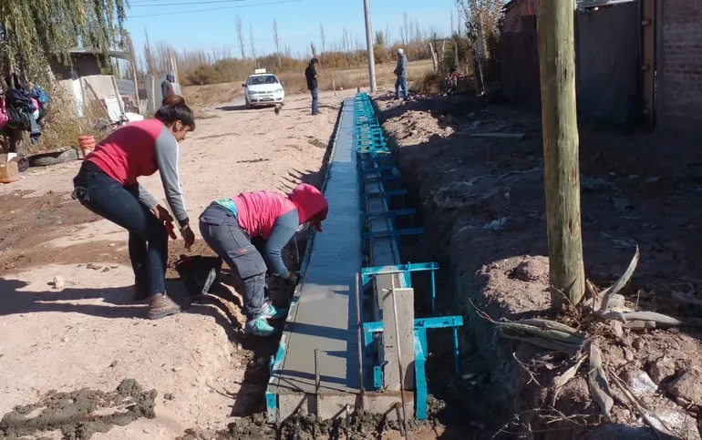 En barrios populares de Cipolletti y de otras localidades de la región y el país hay obras de infraestructura y vivienda que el gobierno nacional tiene paralizadas pero que ahora, por decisión de la Justicia Federal, deberá reactivar.