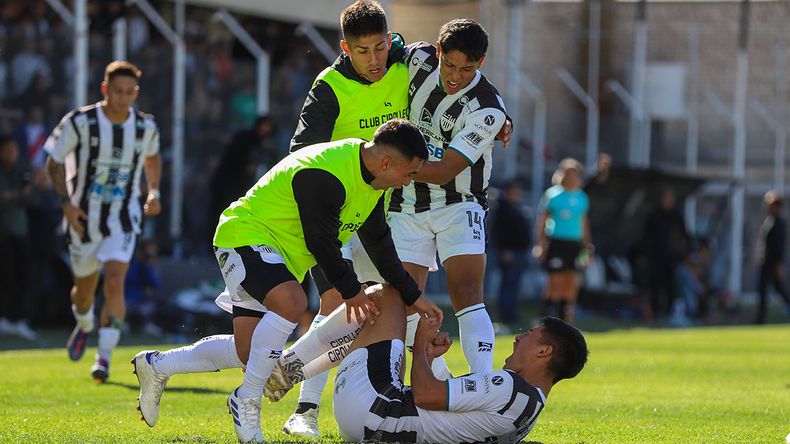 Video: Mirá los tres golazos de Cipo contra Santamarina para seguir en la pelea