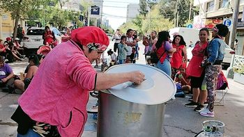 Durante el año ha habido varias protestas en que se ha reclamado por alimentos para los sectores más carenciados. Los reclamos han estado acompañados a veces con la instalación de una olla popular, para mostrar que hay hambre.