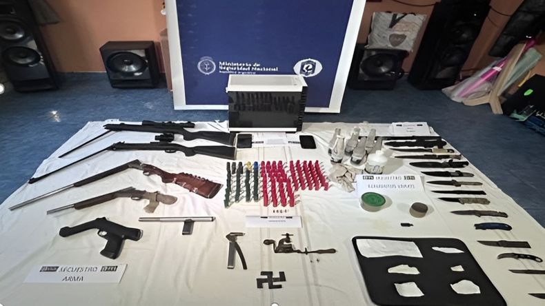 Un verdadero arsenal secuestraron efectivos de la Policía Federal en Contralmirante Cordero. | LMCipolletti.com Un verdadero arsenal secuestraron efectivos de la Policía Federal en Contralmirante Cordero.