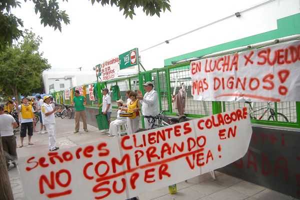 Empleados se encadenaron al supermercado Vea