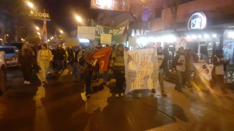 La movilización contra la Ley Bases recorrió las calles del centro de Cipolletti.&nbsp;