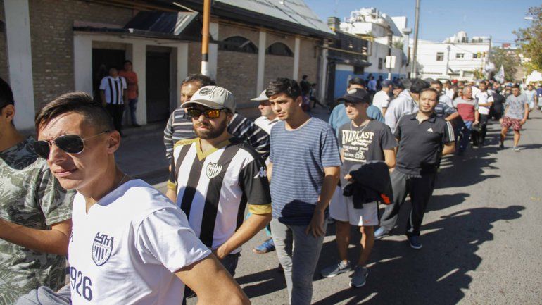El colorido de la hinchada albinegra en el partido del año