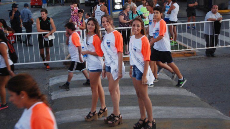 La reina y las princesas se despidieron del público.