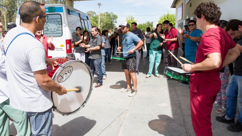 Los trabajadores se movilizaron en la puerta del hospital cipoleño.