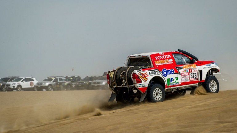 La nueva Toyota de Reina en medio de la arena de Pisco