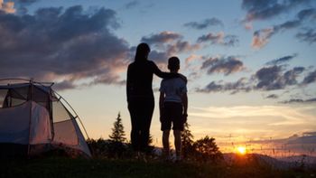 La madre gestionó ante la Justicia para llevar a su hijo menor de vacaciones a Chile. ¿Podrá hacerlo?