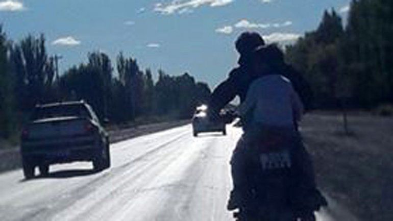Inconsciente: iba en moto por Ruta 22 con su pequeño sin casco