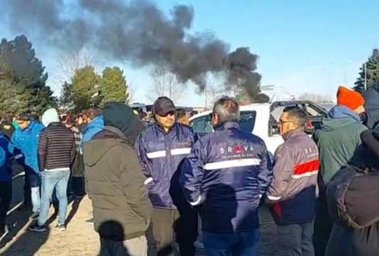 Tensi&oacute;n por un conflicto que moviliza a cientos de petroleros en el l&iacute;mite La Pampa-R&iacute;o Negro.