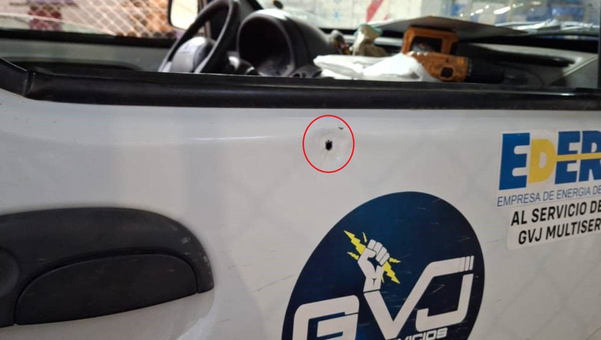 La camioneta al servicio de Edersa recibió un balazo en la puerta del acompañante.