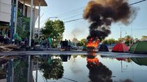 PAMI decidió desvincular a la titular de la agencia en El Bolsón y suspender a trabajadores por cerrar la oficina. Diputados peronistas cuestionaron la medida.