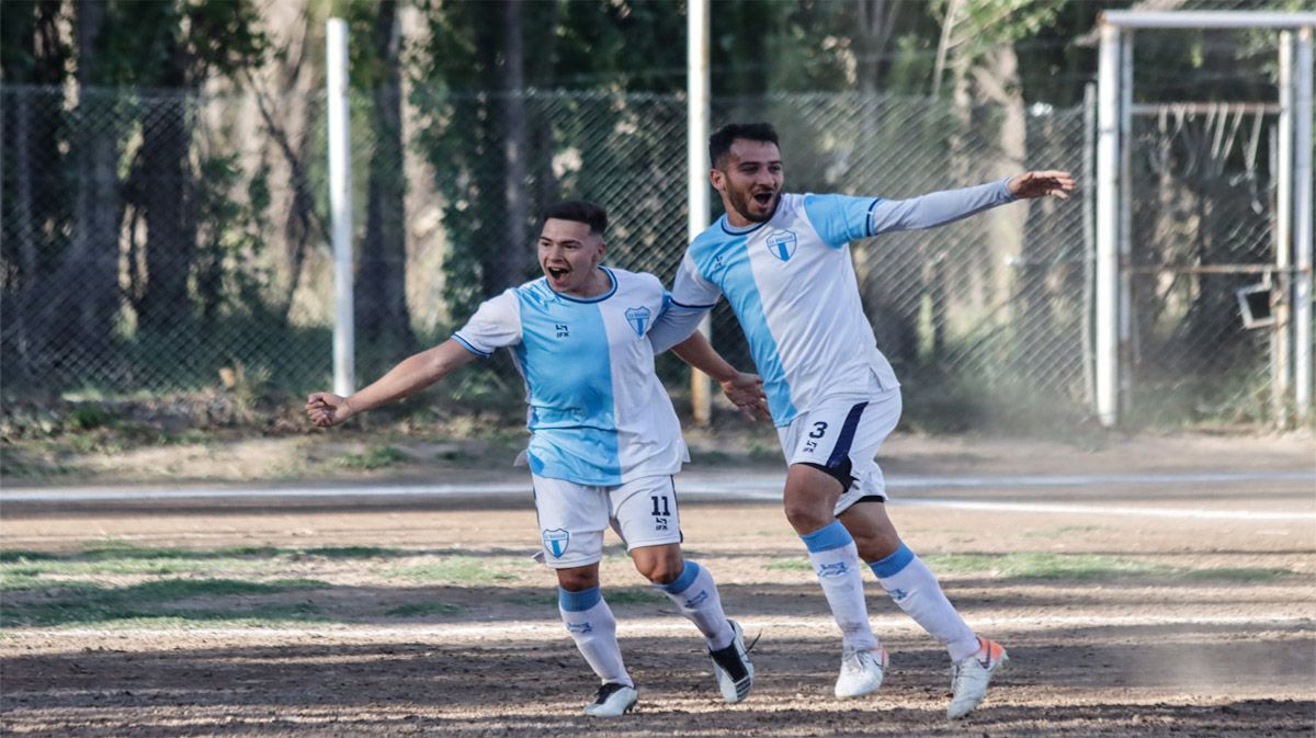 Ramírez y Magnago unidos en el festejo de La Amistad en cancha de Pillmatun.