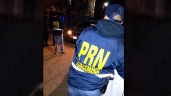 consumian cocaina dentro de taxi fuera de servicio