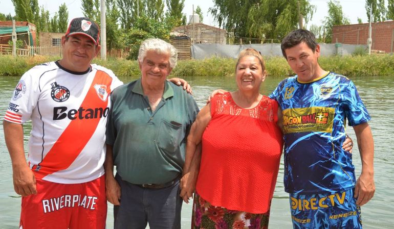 Las caras de la felicidad. Javier en una punta, César en la otra y en el medio los tíos que los unieron...