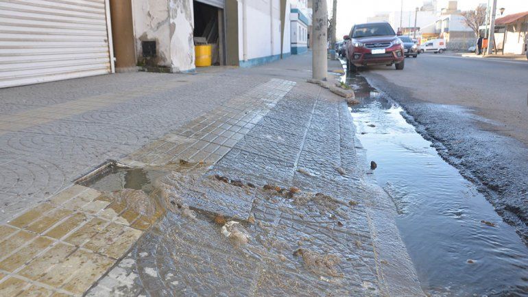Vecinos enojados por un río de caca en la calle San Martín de Neuquén