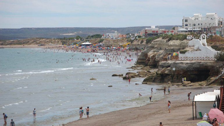 Miles de turistas ya disfrutan de las playas en Las Grutas